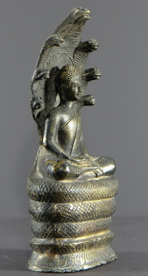 Thailandia o Birmania, anni '30/'50, Statua del Buddha sotto i Naga in bronzo.