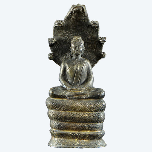 Thailandia o Birmania, anni '30/'50, Statua del Buddha sotto i Naga in bronzo.