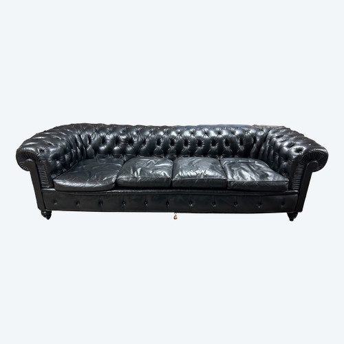 Grand Et Ancien Canapé Chesterfield En Cuir Quatre Places Début XXéme Siècle L 260 Cm