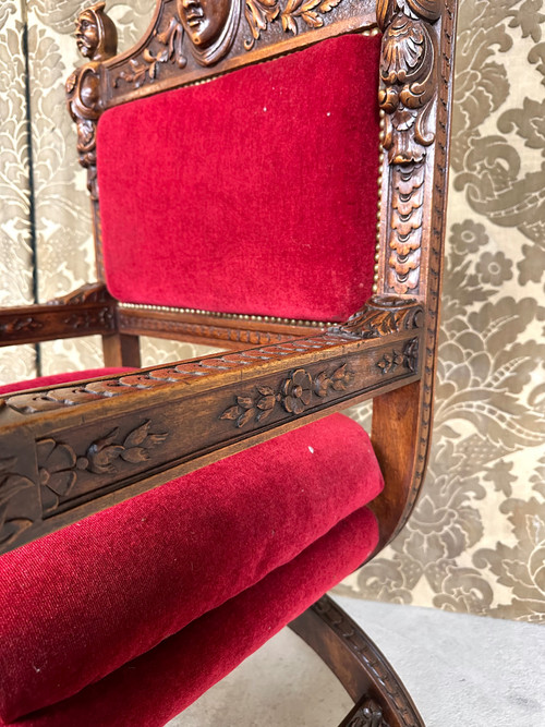Poltrona in stile rinascimentale in noce fine '800