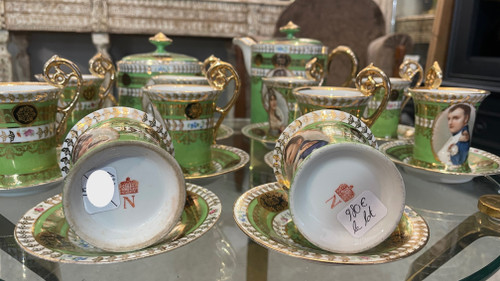 Service à café en porcelaine. Capodimonte, Naples, XIXe siècle 