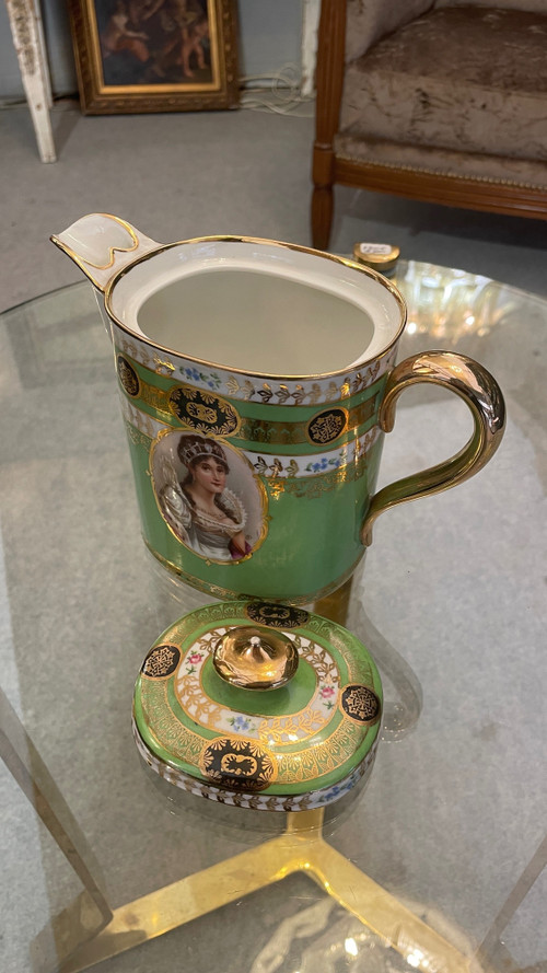 Service à café en porcelaine. Capodimonte, Naples, XIXe siècle 