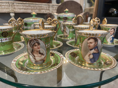 Service à café en porcelaine. Capodimonte, Naples, XIXe siècle 
