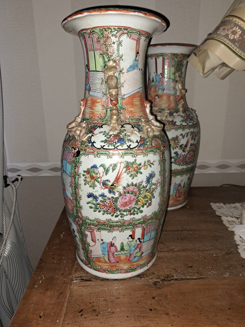 Coppia di vasi in porcellana cinese del Canton del XIX secolo alti 47 cm