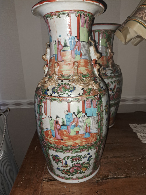 Coppia di vasi in porcellana cinese del Canton del XIX secolo alti 47 cm