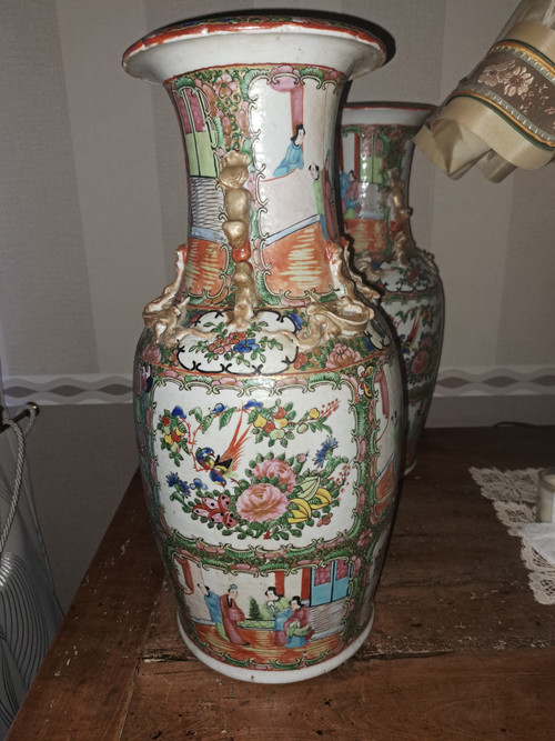 Coppia di vasi in porcellana cinese del Canton del XIX secolo alti 47 cm