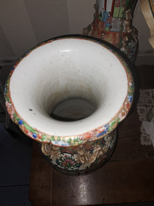 Coppia di vasi in porcellana cinese del Canton del XIX secolo alti 47 cm