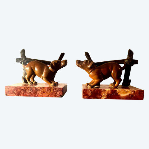 Pair of patinated "Dogs at the gate" bookends with pink veined marble base from the "30s