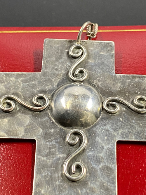 KREUZ AUS VERSILBERTEM METALL