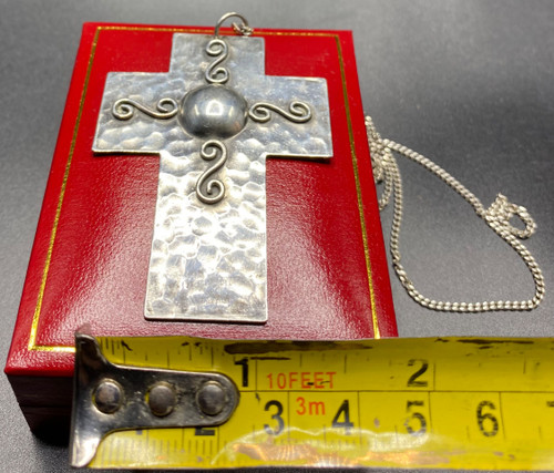 KREUZ AUS VERSILBERTEM METALL