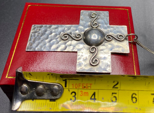 KREUZ AUS VERSILBERTEM METALL