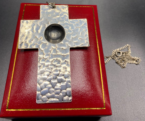 KREUZ AUS VERSILBERTEM METALL
