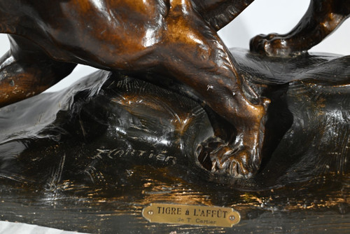 Scultura in terracotta "Tigre in caccia", firmata T.Cartier - Inizio del XX secolo