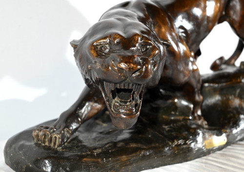 Scultura in terracotta "Tigre in caccia", firmata T.Cartier - Inizio del XX secolo