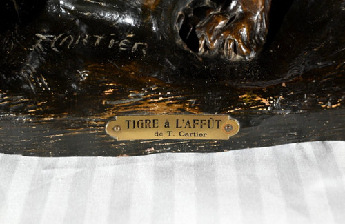 Scultura in terracotta "Tigre in caccia", firmata T.Cartier - Inizio del XX secolo