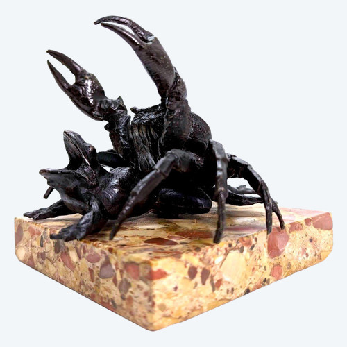 Il granchio e la rana Bronzo giapponese del XIX secolo