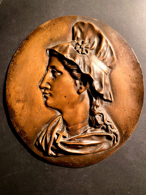Zwei schöne große Medaillen aus patinierter Bronze, die die Profile "Elsass und Lothringen" darstellen.