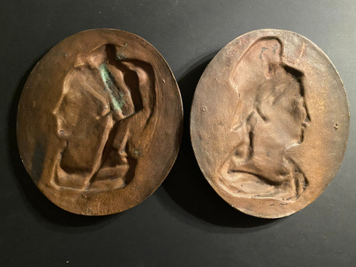 Zwei schöne große Medaillen aus patinierter Bronze, die die Profile "Elsass und Lothringen" darstellen.