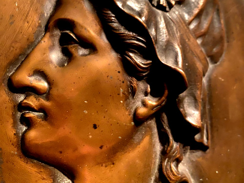 Zwei schöne große Medaillen aus patinierter Bronze, die die Profile "Elsass und Lothringen" darstellen.