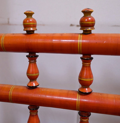 Poltrona in legno dipinto e corda intrecciata, India - Prima metà del XX secolo