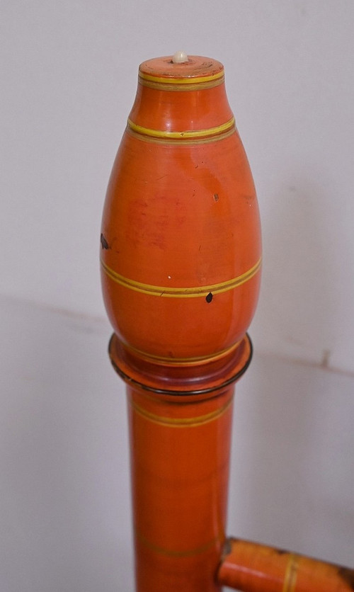 Poltrona in legno dipinto e corda intrecciata, India - Prima metà del XX secolo
