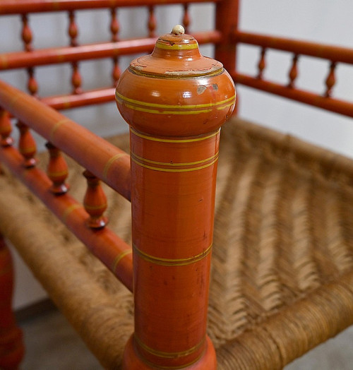 Poltrona in legno dipinto e corda intrecciata, India - Prima metà del XX secolo