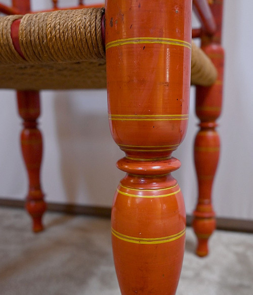 Poltrona in legno dipinto e corda intrecciata, India - Prima metà del XX secolo