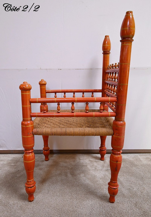 Poltrona in legno dipinto e corda intrecciata, India - Prima metà del XX secolo