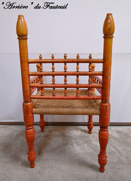 Poltrona in legno dipinto e corda intrecciata, India - Prima metà del XX secolo