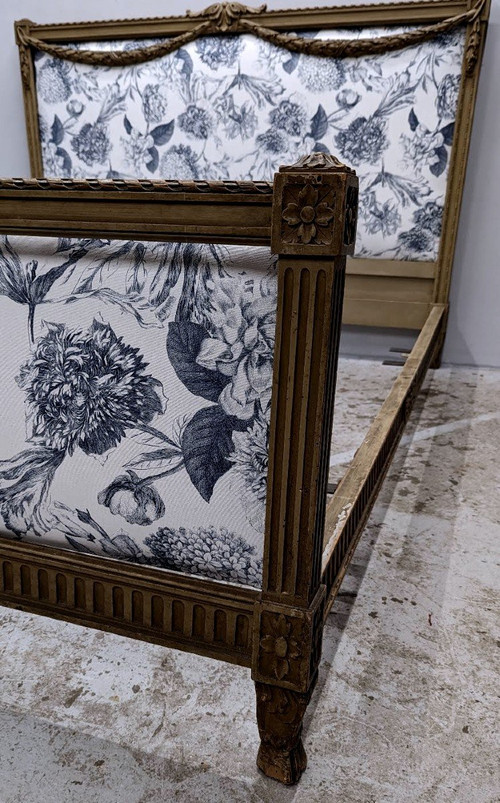 Letto in stile Luigi XVI in laccato trianon decorato con ghirlande imbottite nuove