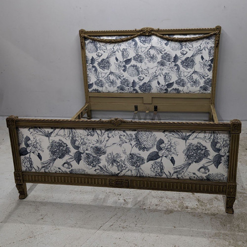 Letto in stile Luigi XVI in laccato trianon decorato con ghirlande imbottite nuove