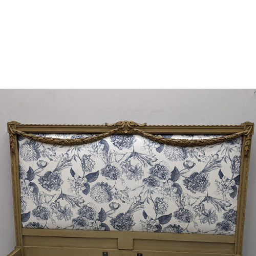 Letto in stile Luigi XVI in laccato trianon decorato con ghirlande imbottite nuove