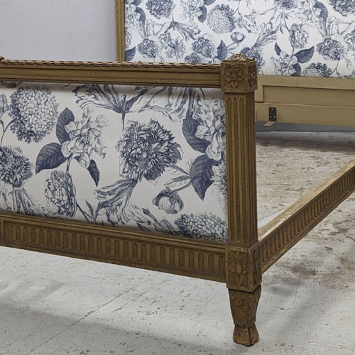 Letto in stile Luigi XVI in laccato trianon decorato con ghirlande imbottite nuove