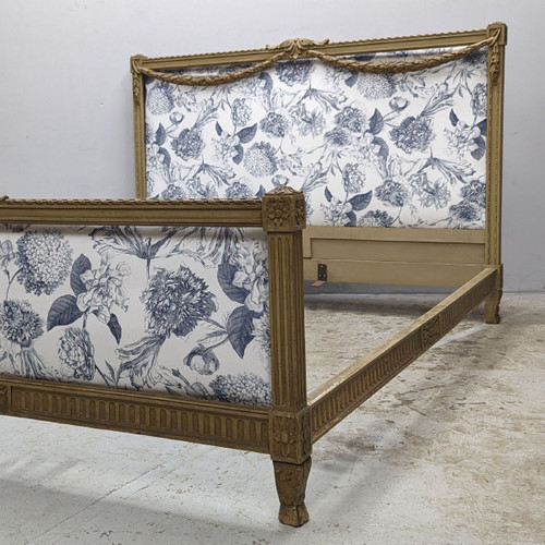 Letto in stile Luigi XVI in laccato trianon decorato con ghirlande imbottite nuove