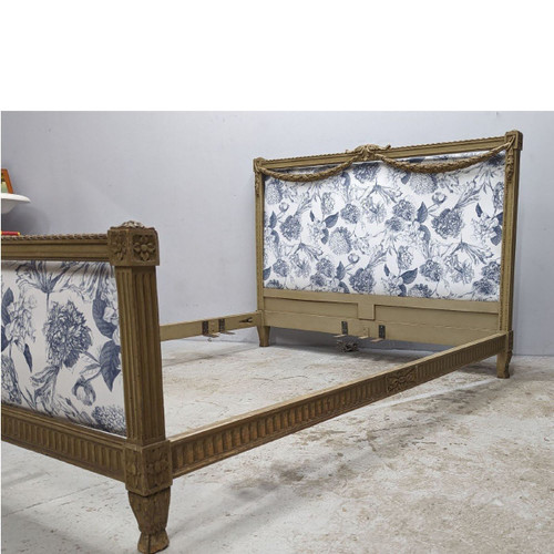 Letto in stile Luigi XVI in laccato trianon decorato con ghirlande imbottite nuove