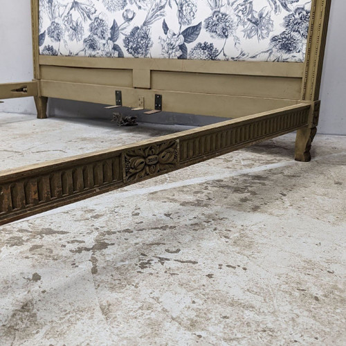 Letto in stile Luigi XVI in laccato trianon decorato con ghirlande imbottite nuove