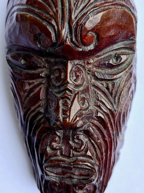 Nuova Zelanda, Popolo Maori, anni '30/'50, Maschera in legno in miniatura "koruru Parata".