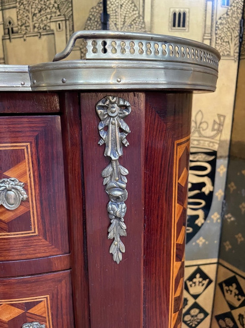 Chiffonnier intarsiato a cubo in stile di transizione