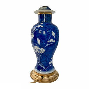 Lampada con vaso rivestito in porcellana cinese con cornice in bronzo dorato bianco e blu