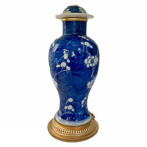 Lampada con vaso rivestito in porcellana cinese con cornice in bronzo dorato bianco e blu