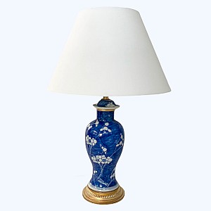 Lampe Vase Couvert en  Porcelaine De Chine Bleu Et Blanc Monture Bronze Doré