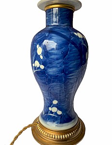Lampada con vaso rivestito in porcellana cinese con cornice in bronzo dorato bianco e blu