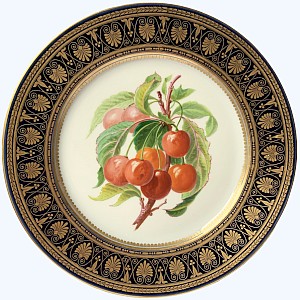 Assiette à décor polychrome et or à décor de fruits cerises dans le gout de Sèvres