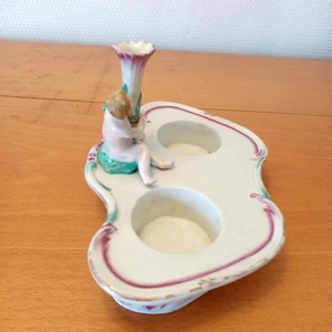 Encrier en porcelaine: Vienne (Autriche)  XVIIIème siècle.