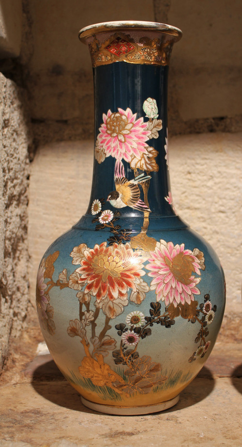 Coppia di vasi in terracotta con fondo blu con uccelli e fiori Giappone, Satsuma, 1900 circa