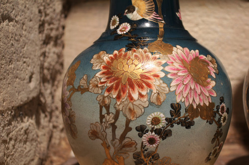 Coppia di vasi in terracotta con fondo blu con uccelli e fiori Giappone, Satsuma, 1900 circa