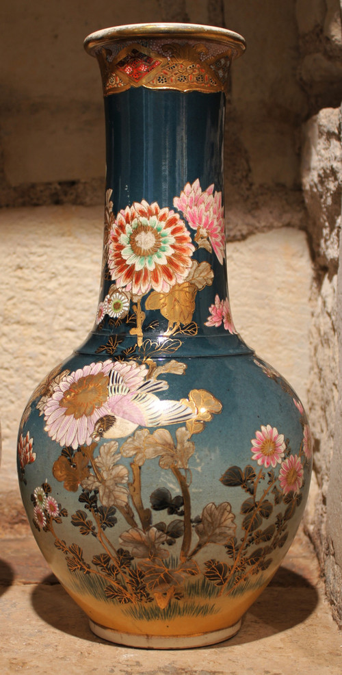 Coppia di vasi in terracotta con fondo blu con uccelli e fiori Giappone, Satsuma, 1900 circa