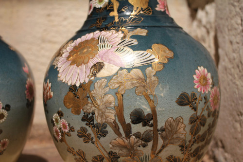 Coppia di vasi in terracotta con fondo blu con uccelli e fiori Giappone, Satsuma, 1900 circa