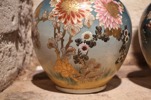 Coppia di vasi in terracotta con fondo blu con uccelli e fiori Giappone, Satsuma, 1900 circa