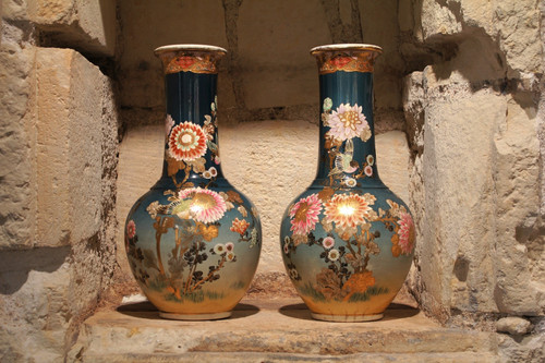 Coppia di vasi in terracotta con fondo blu con uccelli e fiori Giappone, Satsuma, 1900 circa